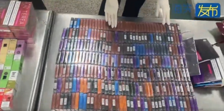 一名旅客入境厦门，携带9940支加热卷烟，在高崎机场被查！