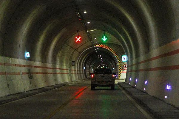 事发上海一隧道！晚高峰车辆突然自燃，众司机走“密道”弃车避险，有临产孕妇被困……