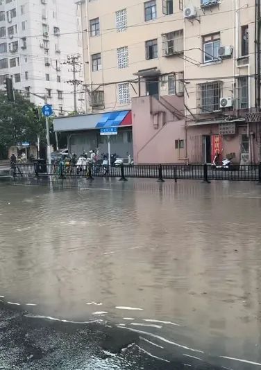 上海紧急提醒：尽量绕行！路面突然异常隆起，大量水流瞬间涌出，官方公布情况
