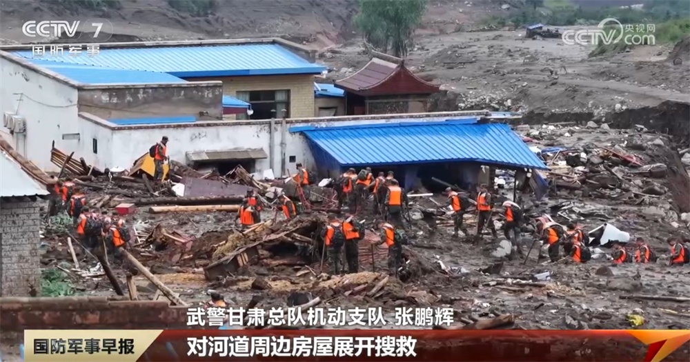 驻军部队官兵和民兵闻令而动 紧急奔赴受灾一线展开救援