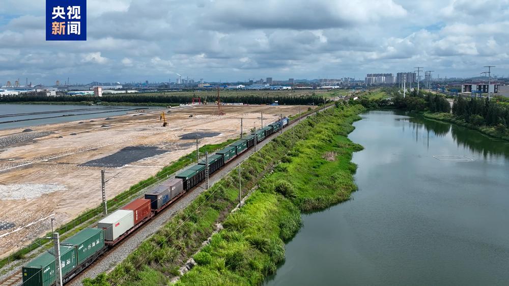 今年前7月西部陆海新通道班列运量同比增长75.3% 今年前7月西部陆海新通道班列运量同比增长75.3%