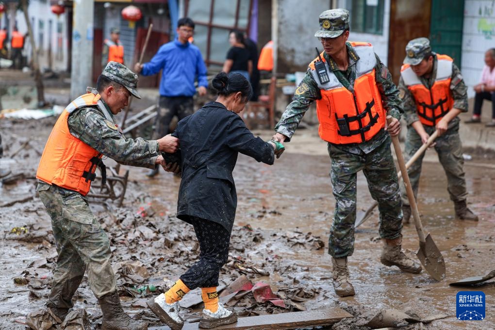 甘肃榆中：武警官兵持续奋战救灾一线