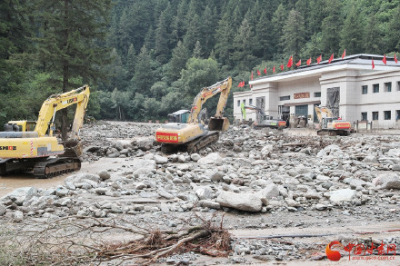 兰州榆中县：争分夺秒抢通受灾路段
