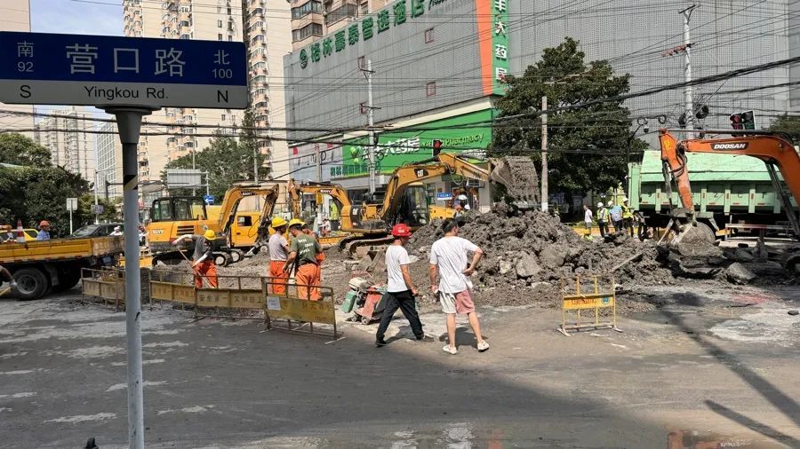 上海紧急提醒：尽量绕行！路面突然异常隆起，大量水流瞬间涌出，官方公布情况