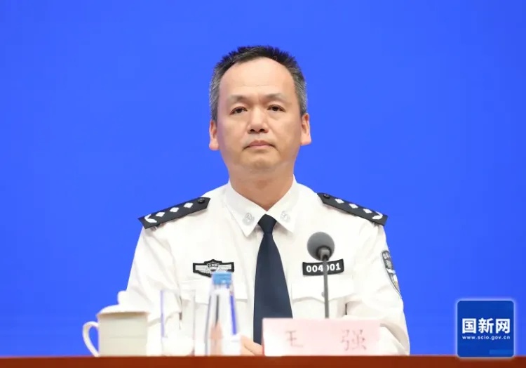小夫妻开辅助驾驶拿话筒在高速上对唱！后座还坐着宝宝……交警：极大安全隐患