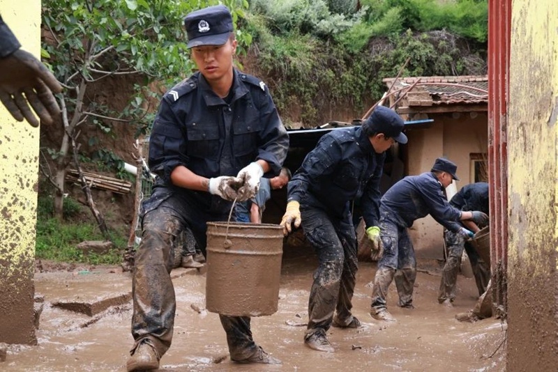 甘肃兰州榆中县山洪灾害救援：2700余名救援力量奋战一线