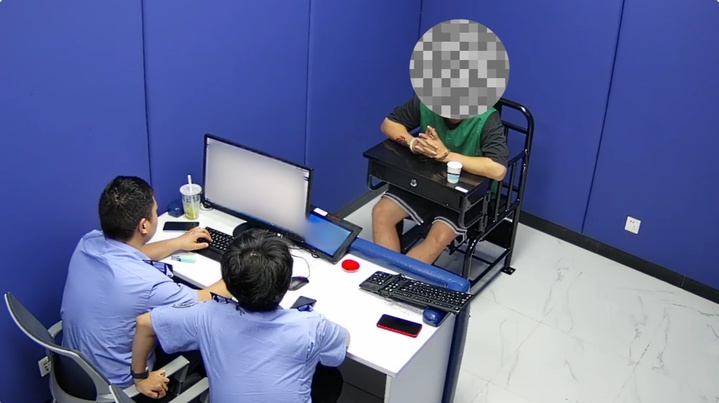 上海老伯街头“捡拾”他人名包，向失主索要5万元？ 实为虚假摆拍