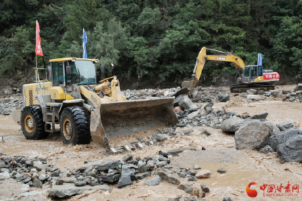 兰州榆中县：争分夺秒抢通受灾路段
