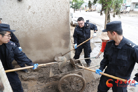 现场报道|甘肃榆中山洪灾害救援正在进行 多部门协同全力安置受灾群众恢复保障 现场报道|甘肃榆中山洪灾害救援正在进行 多部门协同全力安置受灾群众恢复保障