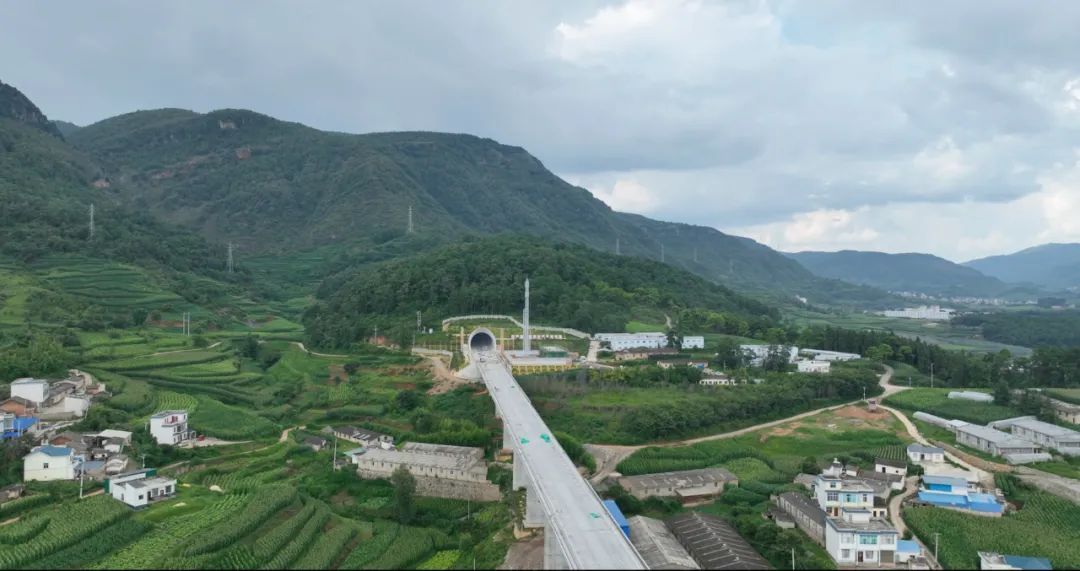 渝昆高铁新进展!两座特长隧道同日贯通 渝昆高铁新进展!两座特长隧道同日贯通