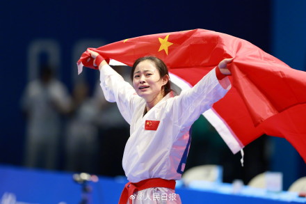 这一幕，动容！中国姑娘夺冠后含泪高举五星红旗