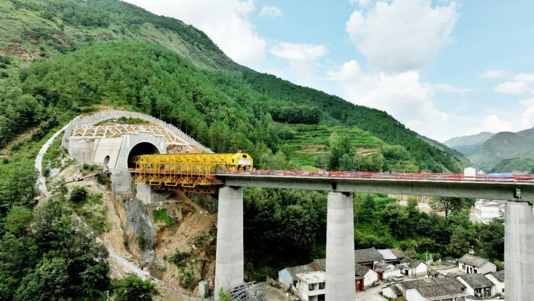 渝昆高铁新进展!两座特长隧道同日贯通 渝昆高铁新进展!两座特长隧道同日贯通