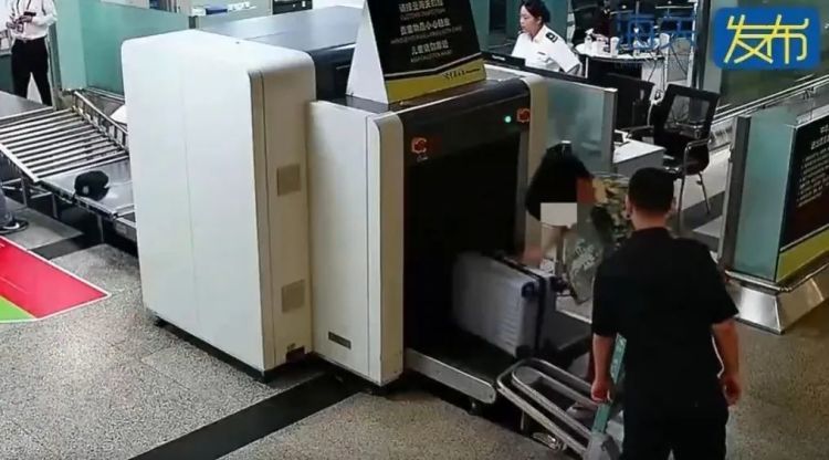 一名旅客入境厦门，携带9940支加热卷烟，在高崎机场被查！