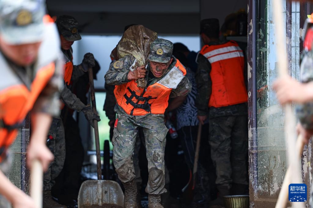 甘肃榆中：武警官兵持续奋战救灾一线