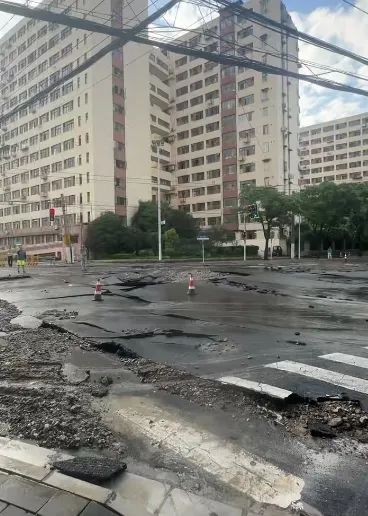 上海紧急提醒：尽量绕行！路面突然异常隆起，大量水流瞬间涌出，官方公布情况