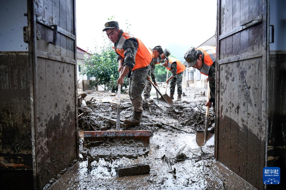 甘肃榆中：武警官兵持续奋战救灾一线