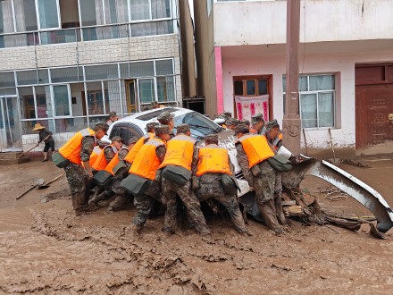 武警甘肃总队官兵紧急驰援甘肃兰州 武警甘肃总队官兵紧急驰援甘肃兰州