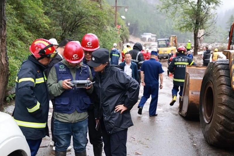甘肃兰州榆中县山洪灾害救援：2700余名救援力量奋战一线
