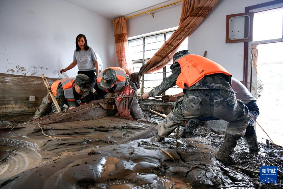 甘肃榆中：武警官兵持续奋战救灾一线