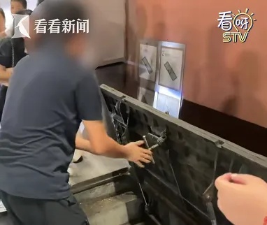 事发上海隧道！车辆自燃引发大片拥堵，临盆孕妇被堵在车流中…没想到还有这条密道