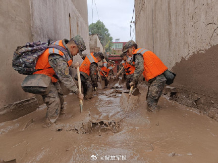 甘肃榆中发生山洪灾害，子弟兵紧急驰援