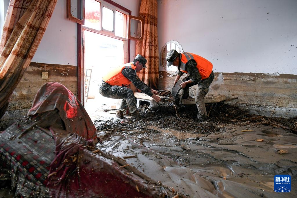 甘肃榆中：武警官兵持续奋战救灾一线