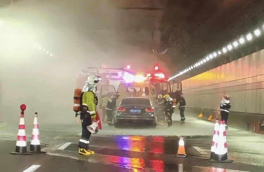 事发上海隧道！车辆自燃引发大片拥堵，临盆孕妇被堵在车流中…没想到还有这条密道