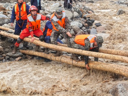 武警甘肃总队官兵紧急驰援甘肃兰州 武警甘肃总队官兵紧急驰援甘肃兰州