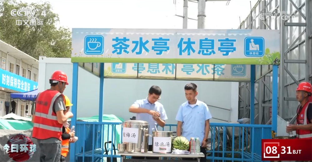 加大喷洒频次、开放纳凉点、发放防暑物资……各地积极应对高温“烤”验