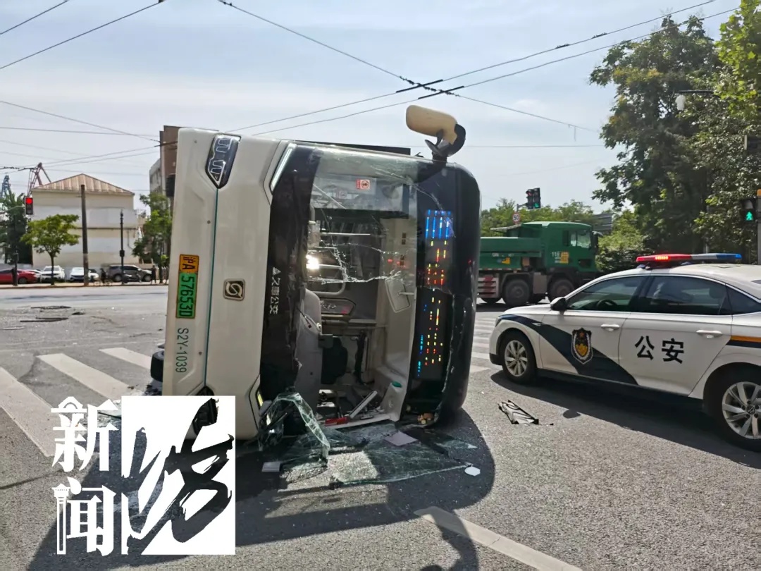 上海一公交车与土方车相撞后侧翻，乘客受伤被送医！事故经过查明→