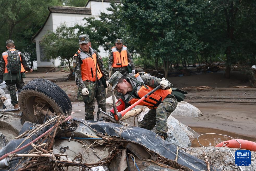 甘肃榆中：武警官兵持续奋战救灾一线