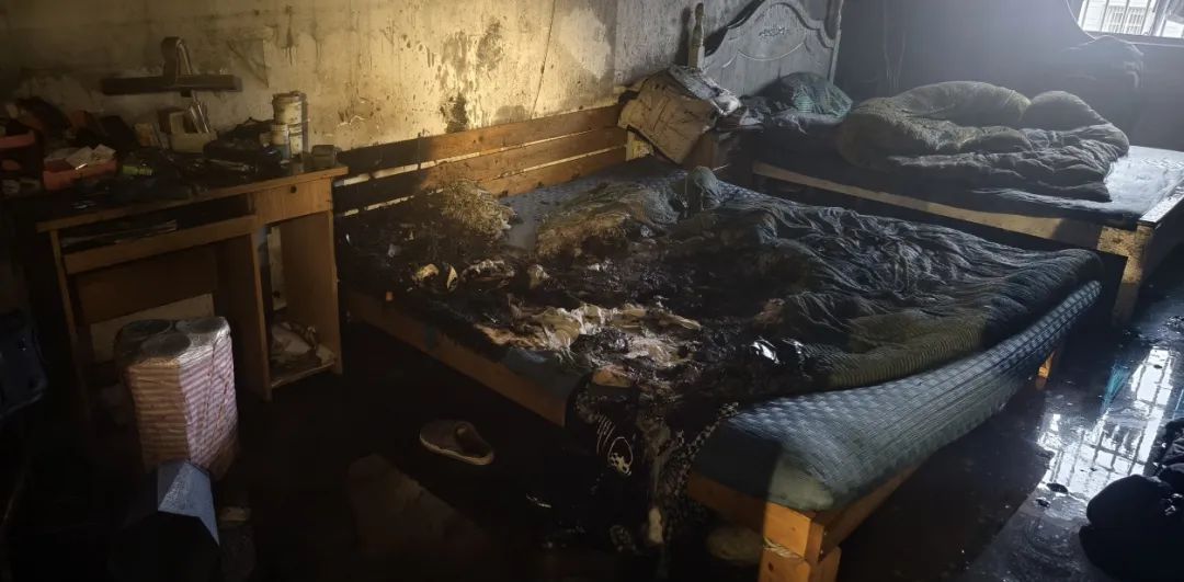 凌晨两点卧室爆炸了！男子洗澡出来傻眼