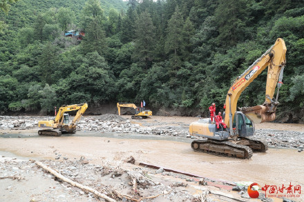 兰州榆中县：争分夺秒抢通受灾路段