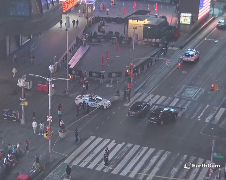美国纽约时报广场凌晨突发枪击事件，3人受伤送医，17岁嫌犯被捕