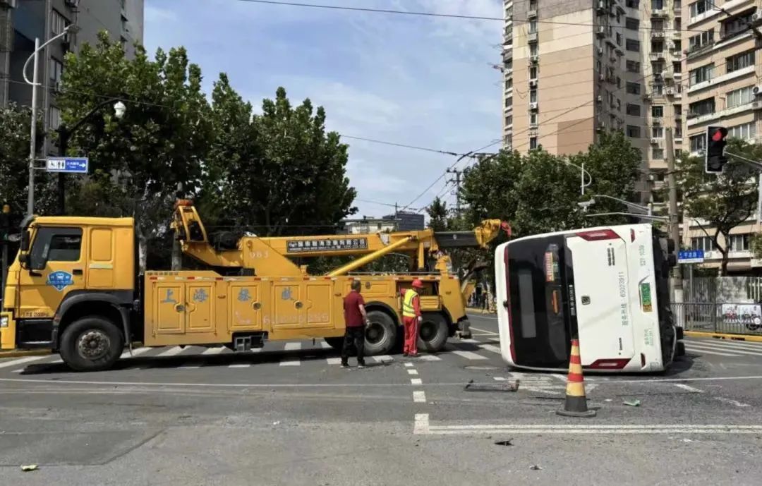 上海一公交车与土方车相撞后侧翻，乘客受伤被送医！事故经过查明→