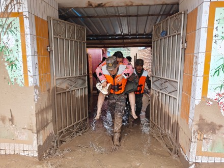 武警甘肃总队官兵紧急驰援甘肃兰州 武警甘肃总队官兵紧急驰援甘肃兰州