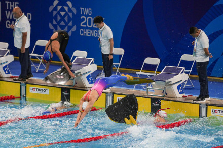 好样的！女子4x100米水面蹼泳接力夺冠