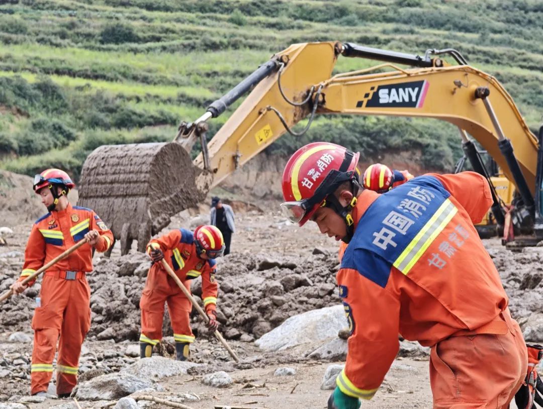 徒手排查淤泥、鼻尖探寻生命……甘肃榆中已营救转移疏散475人