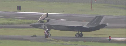 英军一架F-35战机迫降日本鹿儿岛机场 跑道临时关闭