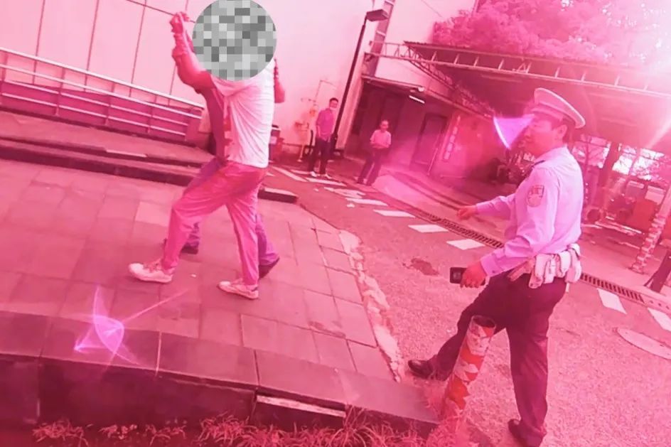 手筋断裂！血流不止！民警疾驰开道送医！