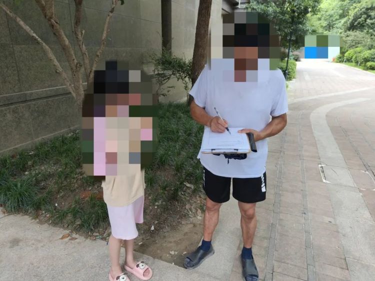 民警当街“亮”证？对象竟是小女孩！