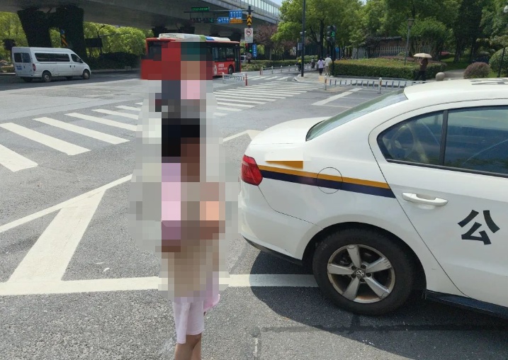 民警当街“亮”证？对象竟是小女孩！