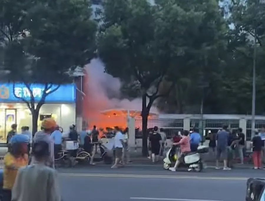 太突然,上海一小区发生火灾!非机动车停放区域燃起大火,多辆车被烧毁,车棚烧坏 太突然,上海一小区发生火灾!非机动车停放区域燃起大火,多辆车被烧毁,车棚烧坏