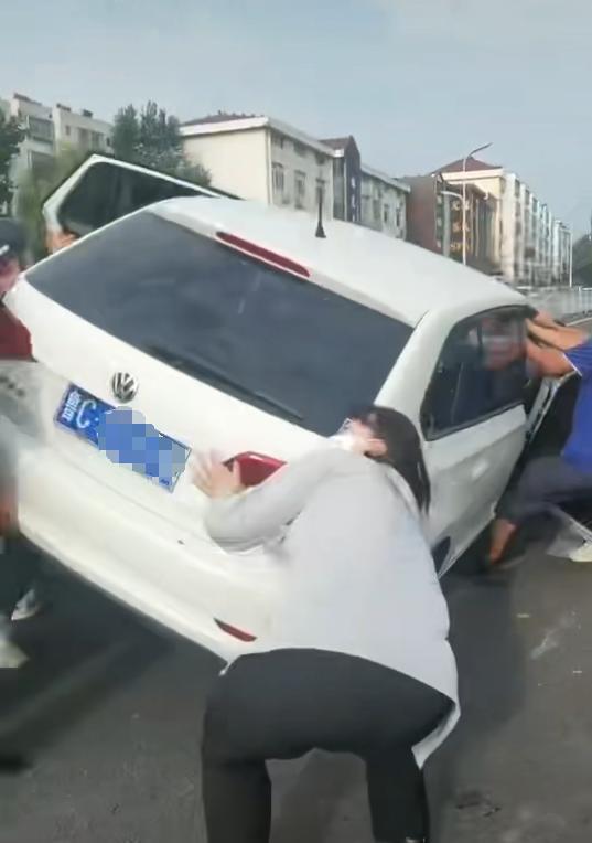 骑电动车母子与轿车相撞身陷车底：淄博“旗袍姐”拼了，个人形象完全抛脑后