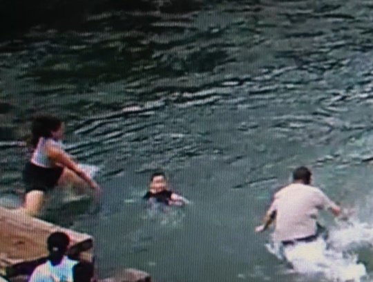 全网寻人！凤凰古城一外国女游客飞身入水与家属合力救人，知情人：整个过程不到10秒