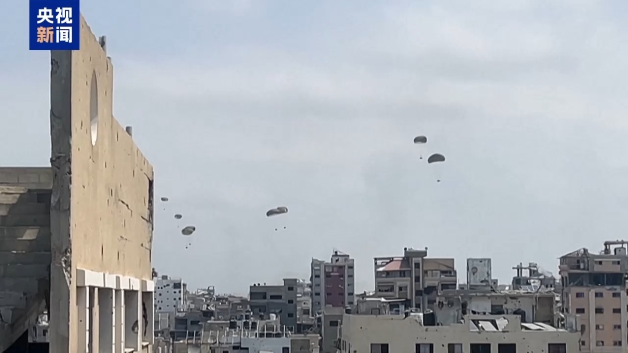 空投物资分发混乱 加沙男孩被砸身亡