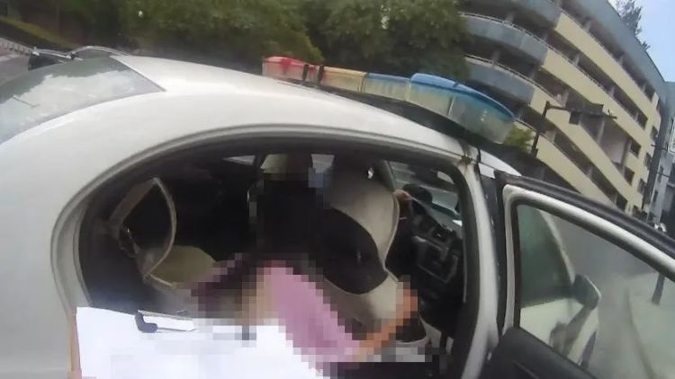 民警当街“亮”证？对象竟是小女孩！