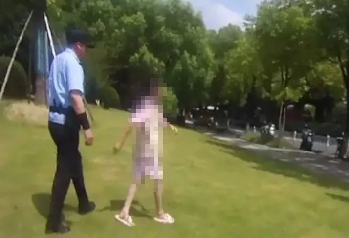 民警当街“亮”证？对象竟是小女孩！