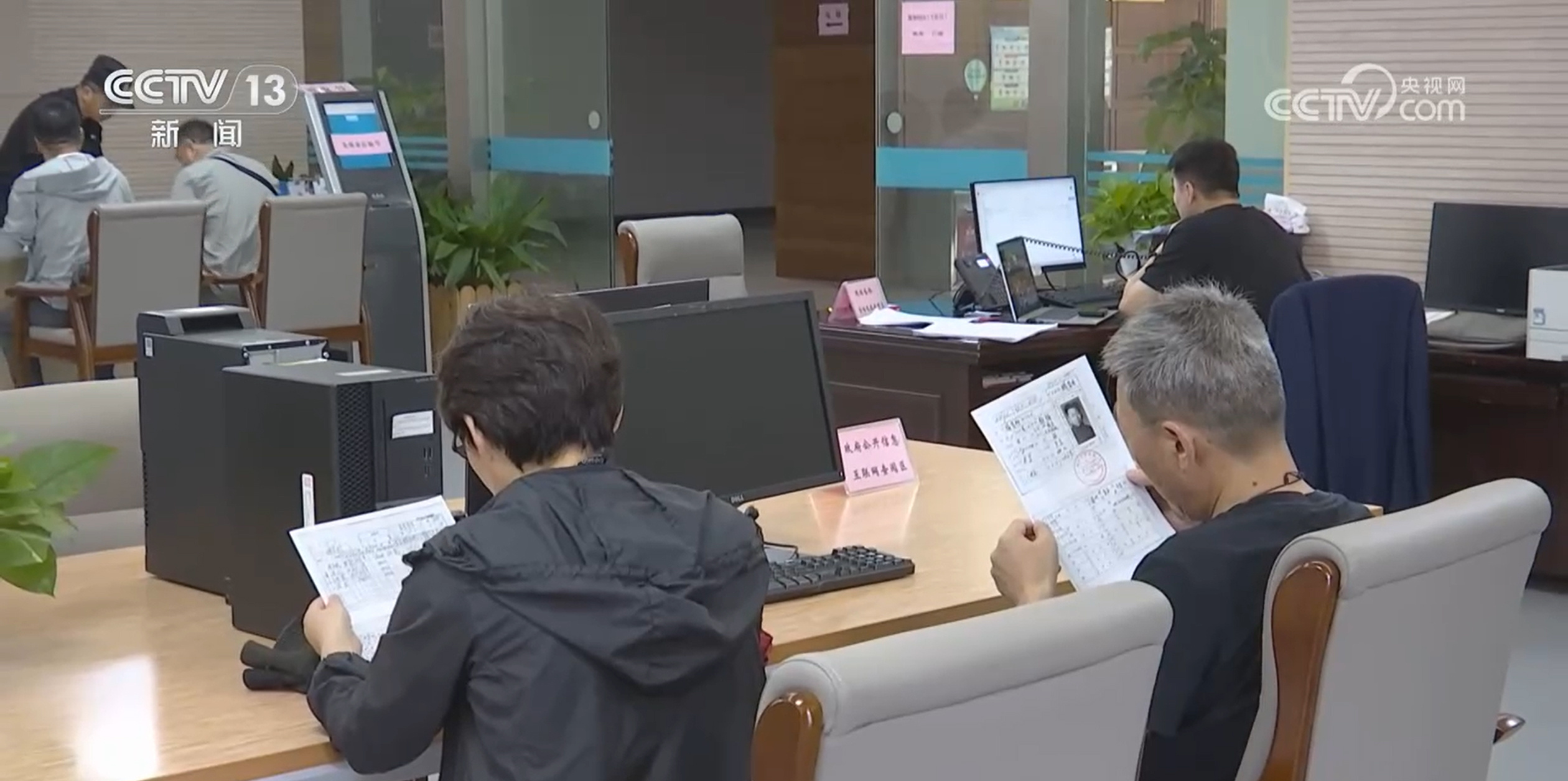 档案中的家与国 南京市民在这里“遇见”祖辈面容 档案中的家与国 南京市民在这里“遇见”祖辈面容