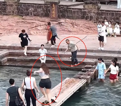 全网寻人！凤凰古城一外国女游客飞身入水与家属合力救人，知情人：整个过程不到10秒